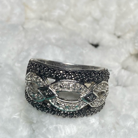 Jewelry - Vintage 925, black and white diamond accent. Size 7 Wide band